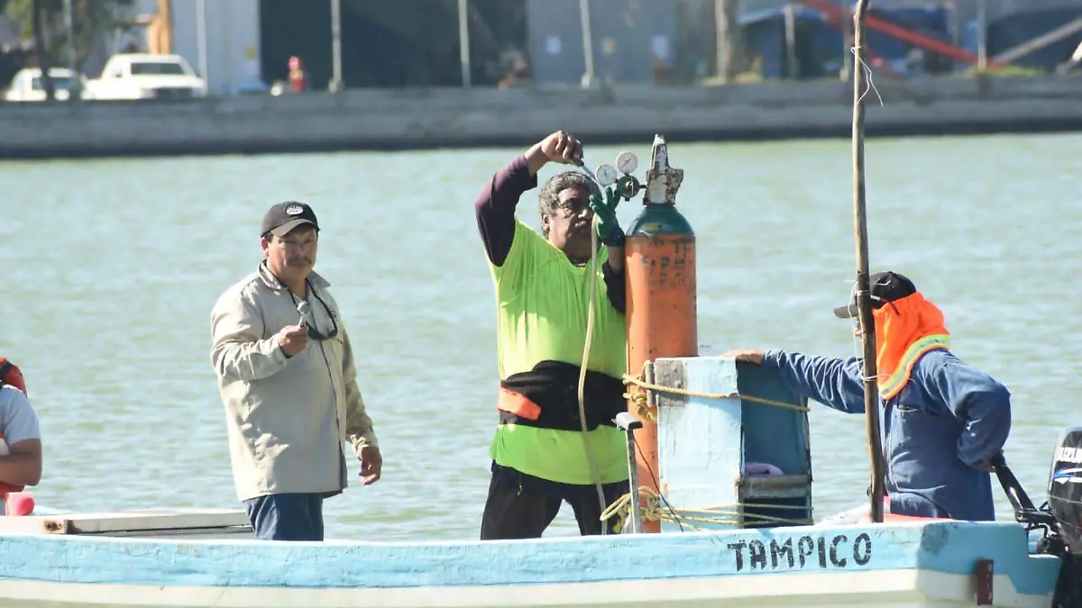 Buzo voluntario apoya en la busqueda de los obreros desparecidos en el río José Luis Tapia (1)